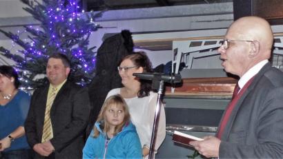 Bild: jml
Ein guter Grund zum Feiern: Pfarrer Thomas Schertel (rechts) segnet die neue Montagehalle von Haustechnik Kummer in Weißenbrunn. Ehefrau Kathrin, Tochter Julia und Schwester Ulrike (von rechts) freuen sich mit Firmenchef Johannes Kummer.