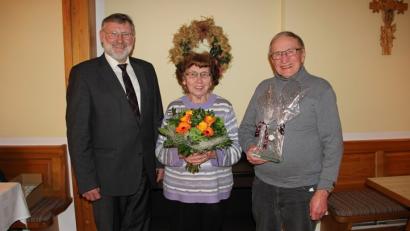 Bild: exb
„Eine ganz spezielle Leistung verdient eine ganz spezielle Ehrung.“ Mit diesen Worten überreichte Bürgermeister Josef Schmidkonz (links) Blumen und ein Geschenk an Rosa Schöner. Für ihr außergewöhnliches Engagement in vielen Vereinen und Organisationen, insbesondere für das „Gelebte Museum“, wurde ihr das Ehrenzeichen des Bayerischen Ministerpräsidenten verliehen. Mit im Bild Josef Bauer, der nach 14 Jahren als Friedhofswärter verabschiedet wurde.
