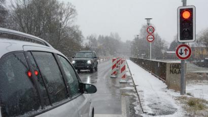 Bild: Gabi Schönberger
Die Ampel für die neue Brücke über die Haidenaab bleibt weiter auf Rot. Die Planungsarbeiten ziehen sich. .
