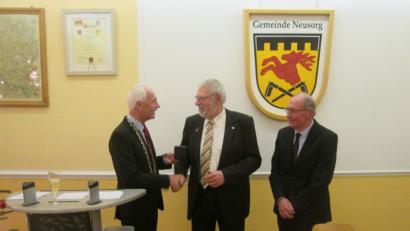 Bild: hkö
Bild 1: Verleihung der Ehrenmedaille.
Von links: Bürgermeister Peter König, Karl Lenhard und 2. Bgm. Dr. Günther Fütterer.