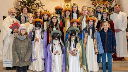 Bild: ohr
Pfarrer Heinrich Rosner (links), Gemeindereferent Markus Seefeld (rechts) und Ministrantenbetreuerin Christine Stuiber (Zweite von links) gestalteten in der St.-Barbara-Kirche Stulln den Sternsinger-Gottesdienst.