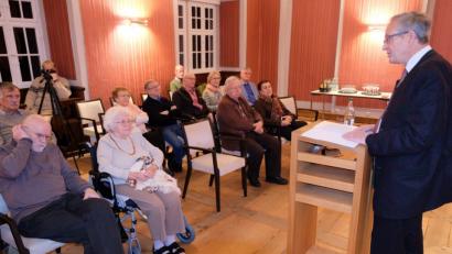 Bild: do
Den Eröffnungsvortrag im Musiksaal des Klosters hält Dr. Rudolf Landrock aus Bonn, Bundesvorsitzender des Heimatverbandes der Brünner.