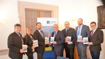 Bild: fz
Max Schubert von den Eckert-Schulen stellt Weidens Oberbürgermeister Kurt Seggewiß und Landrat Andreas Meier (Dritter, Vierter und Fünfter von links) das Programm "AdA" vor. Eine Großchance für kleinere Betriebe.