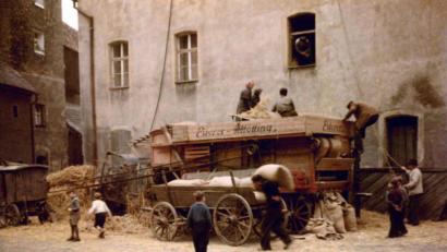Archivbild: Hermann Reger
Ein sensationeller Schnappschuss vom Anfang der 50er Jahre. Links im Bild verläuft die Jesuitenfahrt, auf dem Platz hin zur Langen Gasse steht eine mächtige Dreschmaschine. Fleißige Hände gehen hier ihrer Arbeit nach.