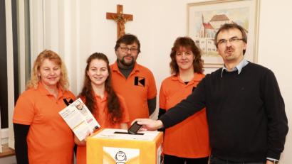 Bild: njn
Die Vertreter von Kolping und Jungkolping beim Start der Sammelaktion. Pfarrer Martin Besold (rechts) war der erste, der sein Handy für einen guten Zweck entsorgte.