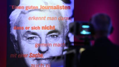 Archivbild: Marcus Brandt/dpa
Ein Foto des früheren „Tagesthemen“-Moderators Hanns Joachim Friedrichs bei einer der letzten Verleihungen des nach ihm benannten Preises für Fernsehjournalismus.