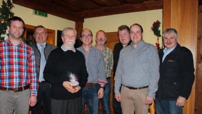 Bild: cs
Über 25 Jahre gehört Johannes Lindner (zweiter von links) als Fördermitglied der großen Feuerwehrfamilie in Michelfeld an. Vorsitzender Sebastian Höllerl (Zweiter von rechts) überreicht bei der Jahreshauptversammlung ein Präsent. Mit im Bild der alte und neue Vorstand, Bürgermeister Joachim Neuß und Kreisbrandinspektor Hans Sperber.