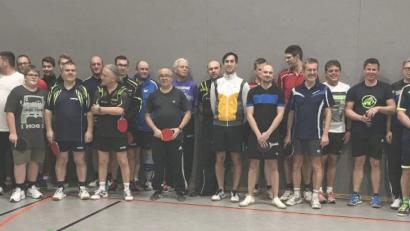 Bild: pw
Aktive und Hobbyspieler gruppieren sich nach den Stadtmeisterschaften im Tischtennis zum Erinnerungsbild. Die fairen Begegnungen bringen so manche Überraschung mit sich.