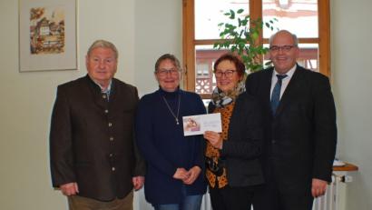 Bild: enz
Die Spendenübergabe mit Bürgermeister Klaus Meyer, „Lichtblicke“-Schirmherrin Edith Lippert, Gäste-Info-Leiterin Ursula Stingl und Konzert-Organisator Franz Danhauser (von rechts).