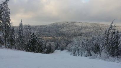 Bild: exb
Der Wurmsteinlift bei Flossenbürg hat ab sofort geöffnet: Samstag und Sonntag von 10 bis 17 Uhr und Dienstag bis Freitag von 15 bis 21 Uhr. Die Hauptabfahrt wird mit Flutlicht ausgeleuchtet. Am Sonntag wird zudem mit vielen Vereinen ein Aktionstag an die Beine gestellt