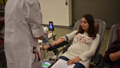 Bild: lue
Nur etwa zehn Minuten dauert eine Blutspende. Über eine Kanüle im Arm fließt ein halber Liter der roten Flüssigkeit in einen Beutel.