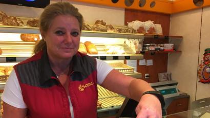 Bild: ihl
Edith Weber verkauft nicht nur Brot und Semmeln, sondern teilt auch aus – Geld im Auftrag der Sparkasse.
