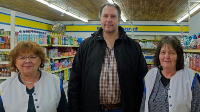 Bild: tr
Christine Röckl (links) und Gerlinde Fehr arbeiteten viele Jahre im Edeka-Markt am Rosenweg. Auch ihr Chef, Stefan Kraus bedauert, dass er schließen muss.