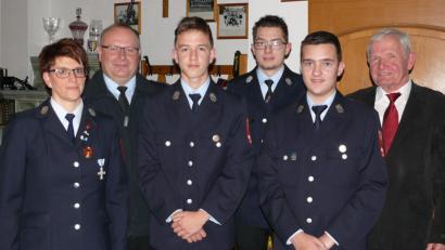 Bild: ö
Die Feuerwehr Seugast verleiht das Ehrenzeichen in Bronze (von links): Vorsitzende Isolde Schmidt, Kommandant Dieter Graf, Samuel Schmidt, Jugendwart Fabian Prösl, Kilian Kraus und Bürgermeister Klaus Meißner.