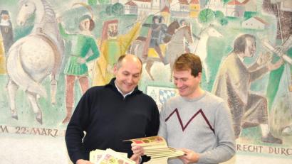 Bild: es
Bürgermeister Max Völkl (links) und Projektmanager Florian Lang (rechts) sind vom Biodiversitätskalender 2019 sehr angetan und können ihn nur empfehlen. Es gibt ihn kostenlos im Rathaus Tännesberg.