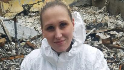 Bild: Norten
Kerstin Norten zeigt die Reste der verbrannten Pokemon-Sammelkarten ihres Sohnes. Vom Hab und Gut ihrer Familie ist nach dem Feuer in ihrem Wohnort in Kalifornien so gut wie nichts übrig geblieben.