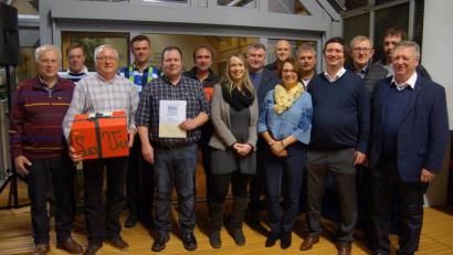 Bild: exb
Ehrungen und Verabschiedungen bei der Firma Höhbauer. Von links:
Michael Kühner, Hans Maier, Franz Smola, Martin Bauer, Roland Spindler, Herbert Stenzel, Sonja Schmitz, Holger Kreßler, Sebastian Heiß, Petra Michler, Hubert Krone, Geschäftsführer Christoph Höhbauer, Josef Meller, Bernd Martin sowie Hans-Günther Höhbauer.