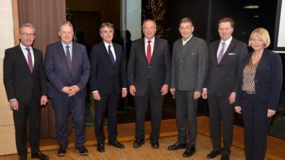 Bild: exb
Der neue Vorstand des Oberpfalz Marketing e. V. (v. l.): Werner Heß (Schatzmeister), Landrat Richard Reisinger (Schriftführer), Regierungspräsident Axel Bartelt (3. Vorsitzender), Bezirkstagspräsident Franz Löffler (1. Vorsitzender), HWK-Präsident Dr. Georg Haber (2. Vorsitzender), IHK-Hauptgeschäftsführer Dr. Jürgen Helmes (Beisitzer), OTHAW-Präsidentin Prof. Andrea Klug (Beisitzerin). In Abwesenheit gewählt wurde Finanzminister Albert Füracker als weiterer Beisitzer.