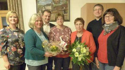 Bild: sl
Die neue Führungsriege Claudia Rupprecht, Renate Kraus (Zweite und Vierte von links) und Maria Winter (rechts) danken ihrer Vorgängerin Gretl Woppmann (Dritte von rechts) mit Geschenken. Martha Bauer (links) sowie Anton Kappl und Pfarrer Adam Nieciecki schließen sich an.