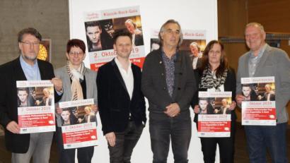 Bild: weu
Die Vorsitzenden des Kunstvereins Peter Wunder (rechts) und Karl Stumpfi (links), stellten die Klassik-Rock-Gala mit den zwei Protagonisten, Chefdirigent Hans Richter (Dritter von rechts) und Sänger Markus Engelstädter vor. Zweite Bürgermeisterin Margit Reichl (Zweite von links) und Hallenmanagerin Rosa Schafbauer begrüßten die Idee zu diesem besonderen Konzert.
Bild: weu
