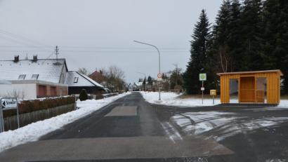Bild: dob
Die Thomasbühlstraße in Straßenhäuser wird auf einer Länge von 700 Meter vom Buswartehäuschen bis zum Anliegen der Familie Kellner saniert. Auf einen Rückbau der Straßenbreite wird verzichtet. Stattdessen werden die Bauhofmitarbeiter Bäume pflanzen und eine Linie für einen Geh- und Radweg ziehen. Stadtrat Hans Bayerl bedankte sich für die Errichtung des neuen Bushäuschens. Es werde sehr gut angenommen.