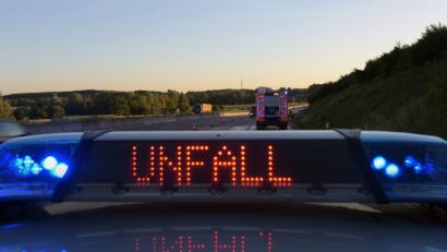 Bild: Stefan Puchner
Eine Leuchtschrift warnt vor einer Unfallstelle. Foto: Stefan Puchner/Archiv