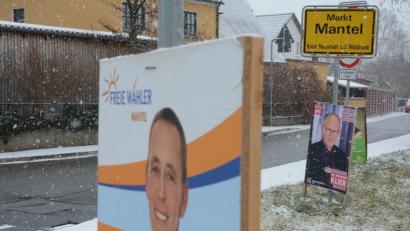 Bild: Gabi Schönberger
Dass Mantel einen neuen Bürgermeister wählt, ist nicht zu übersehen. Von großen Plakaten lachen die Kandidaten dem Wahlvolk entgegen.