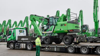 Bild: exb
Von Bayern in die Welt: Per Lkw geht es für die Umschlagbagger und Krane zu den Kunden.