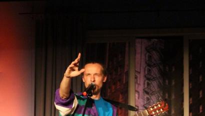 Bild: Foto: Verena Franz - exb
Matze Wolf, ganz so wie man ihn kennt und wie er halt ist. Erleben kann man den oberpfälzer Liedermacher am Kulturbuan der Glasschleif bei Pullenreuth.