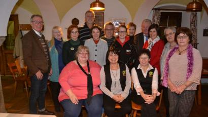 Bild: hcz
Die neu gewählte Vorstandschaft mit den Ehrengästen. Vorne von links: Schatzmeisterin Kerstin Weber, Vorsitzende Rosi Polland und 2. Vorsitzende Margareta Czichon.