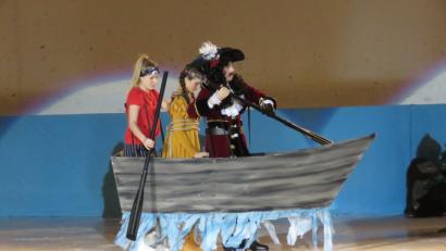 Bild: ubb
Kapitän Hook entführt die Indianerprinzessin per Schiff.