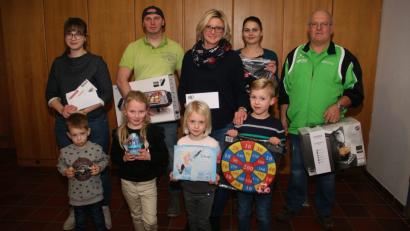Bild: wro
Die Preise sind verteilt. Im Bild (hinten von rechts) Stefan Kraus, Katharina Laab, Verena Schröck, die stellvertretend für Erich Höfer den Preis abholt, Philipp Hößl und Bianca Bayer, die für ihre Schwester Katrin Brabeck den Preis entgegennimmt. Vorne (von links) Bayers Söhnchen Hannes sowie Emma Riedl, Emma und Hannes Schröck.