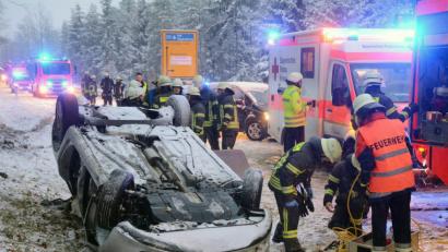 Bild: Gabi Schönberger
Nach dem Unfall sind Rettungskräfte im Einsatz. Bild: Schönberger