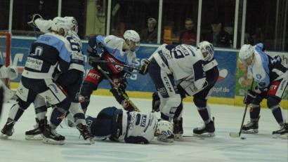 Bild: gb
Die ersten beiden Spiele gegen den EV Lindau hatten die Blue Devils mit 3:1 und 5:1 (Szene) gewonnen. Zum Auftakt der Meisterrunde verloren die Weidener am Freitagabend in Lindau mit 3:4.