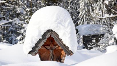 Bild: Tobias Hase
Schnee bedeckt eine Christusfigur. Foto: Tobias Hase/Archiv
