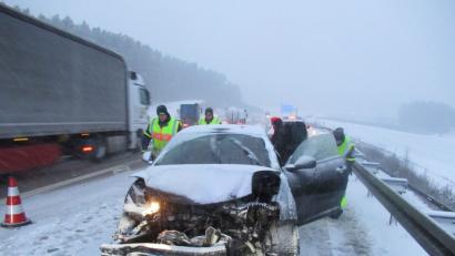 Bild: exb
Unfall bei Schneeglätte am Autobahnkreuz: Die 40-jährige Fahrerin blieb unverletzt.