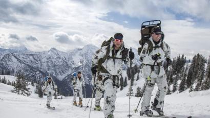 Bild: Bundeswehr
Die Gebirgstruppen – hier beim Training in den Alpen – sind harte Jungs, in positivem Sinne. Eine negative Entgleisung leistete sich 2018 ein Oberleutnant bei einer Feier auf dem Truppenübungsplatz Grafenwöhr.