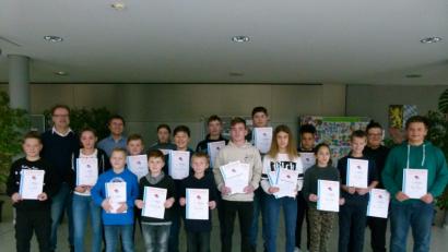 Bild: rn
Lena Hagenburger und Luca Meier (Bildmitte) wurden Tischtennis-Schulsieger 2018