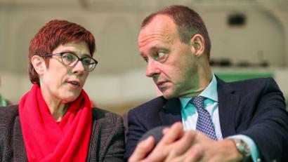 Bild: Jan Woitas/ZB/dpa
Die CDU Parteivorsitzende Annegret Kramp-Karrenbauer unterhält sich mit Friedrich Merz.