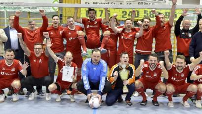 Bild: Hubert Ziegler
Ein jubelnder Stadtmeister SV Inter Bergsteig Amberg. Torhüter Christopher Hahn (vorne, blaues Ttrikot) wurde zudem noch zum besten Torhüter des Turniers gewählt. Mit der Mannschaft freuen sich Inter-Vorsitzender Georg Carlejan (links), Bürgermeister Martin Preuß (rechts daneben), Norbert Fischer, Stadtverbandsvorsitzender für Sport (rechts) und Inter-Trainer Markus Kipry (Zweiter von rechts).