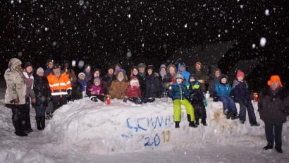Bild: bkr
Die Bewohner des "Blumenviertels" feiern gemeinsam an einer Schneebar.