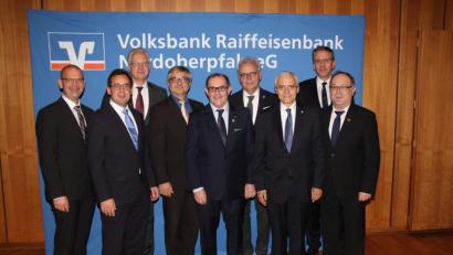 Bild: exb
Der gemeinsame Weg der Genossenschaftsbanker endet: (von links) Die Vorstände Thomas Wirth, Thomas Ludwig, Rainer Lukas, Bernhard Wolf (Zweiter von rechts) sowie Josef Kürner (Aufsichtsrat, Vierter von rechts) und Franz Penker vom Genossenschaftsverband verabschieden die Vorstände Josef Strauß, Hermann Ott und Rudolf Winter (vorne, von rechts).