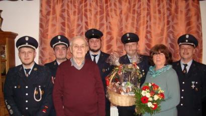 Bild: exb
Eine Abordnung der Feuerwehr Hermannsreuth gratuliert Anton Nürbauer (vorne Mitte) mit einem Präsentkorb zum 80. Geburtstag. Mit im Bild seine Frau Monika.
