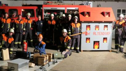 Bild: kö
Für die Ausbildung wendet die Feuerwehr Altendorf viel Zeit auf. Gut eingebunden ist dabei auch die Jugend. Wertvolle Dienste leistet dabei das von Georg Pamler gesponserte Löschhaus (rechts), das auch beim Ferienprogramm im Einsatz war.