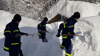 Bild: Andreas Triller
Kräfte des Amberger THW im Katastrophen-Einsatz im Landkreis Traunstein: Schneeschippen ist angesagt, aber auch schweres Gerät ist im Einsatz.