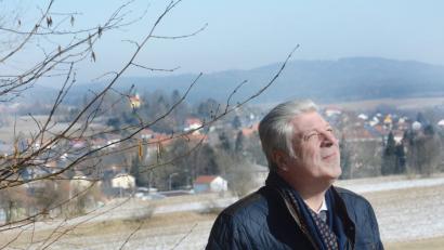 Bild: Gabi Schönberger
Auch mit 60 hat man noch Träume. Bürgermeister Günter Stich freut sich auf das neue Baugebiet „Im Wiesengrund“ in sonniger Südhanglage. Aber zuvor feiert er am Dienstag runden Geburtstag. Den ganzen Tag über darf im Sitzungssaal gratuliert werden. Jeder ist willkommen.