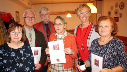 Bild: R. Kreuzer
Der SPD-Ortsverband Mooslohe-Rehbühl ehrt mit Horst Witzl, Nadja Rothballer und Gabriele Strobl langjährige Mitglieder. Zweite Vorsitzende Sonja Schregelmann (links), Vorsitzender Roland Franz (Dritter von links) und Stadtverbands-Chefin Sabine zeidler (Zweite von rechts) freuen sich mit ihnen.