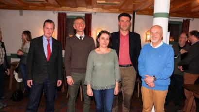 Bild: bsc
Bei der Jahrestagung des Arbeitskreises Luchs Nordbayern freut sich Vorsitzender Eberhard Freiherr von Gemmingen-Hornberg (links) über vielfältige Informationen durch die Referenten (von rechts) Johannes Bradtka, Manfred Wölfl vom Bayerischen Landesamt für Umwelt, Michaela Domeyer vom Verein für Landschaftspflege und Artenschutz in Bayern sowie Jochen Krebühl von der Stiftung Natur und Umwelt in Rheinland-Pfalz.