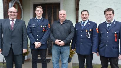 Bild: jr
Seit drei Jahrzehnten gehört Hermann Braun (Mitte) der Feuerwehr Ottengrün als Mitglied an. Dazu gratulieren (von links) Bürgermeister Klaus Meyer, stellvertretender Kommandant Martin Dietl, Kommandant Norbert Scharnagl und Vorsitzender Florian Dietl.