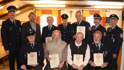 Bild: rpp
Auf 585 Mitgliedsjahre bringen es die Jubilare der Feuerwehr Löschwitz-Kaibitz: (vorne von links) Helmut Plannerer, Hermann Mayer, Max Kastner, Rudi Tauber, (hinten von links) Vorsitzender Willibald Bauer, zweiter Bürgermeister Hermann Schraml, Hans Wöhrl, Albert Wöhrl, Georg Reger, Ehrenkommandant Otto Ackermann und Kommandant Matthias Reger.